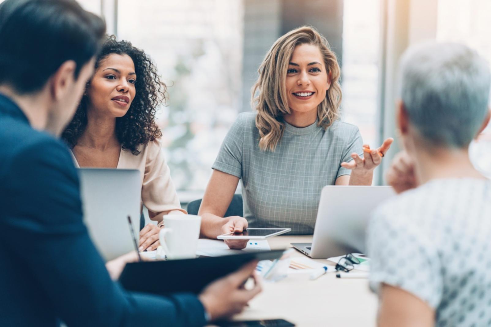 Teilnehmerin arbeitet konzentriert mit Kursmaterialien